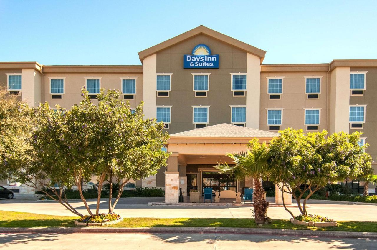 Days Inn & Suites By Wyndham San Antonio Near Frost Bank Center Exterior photo